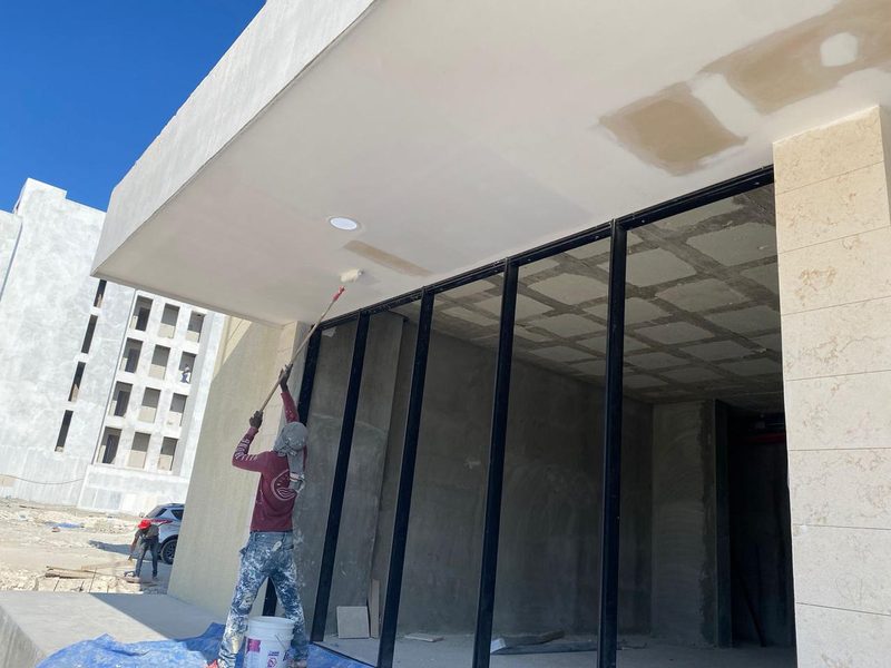 Acabados finales: pintura de plafón y fachada revestida en piedra coralina
